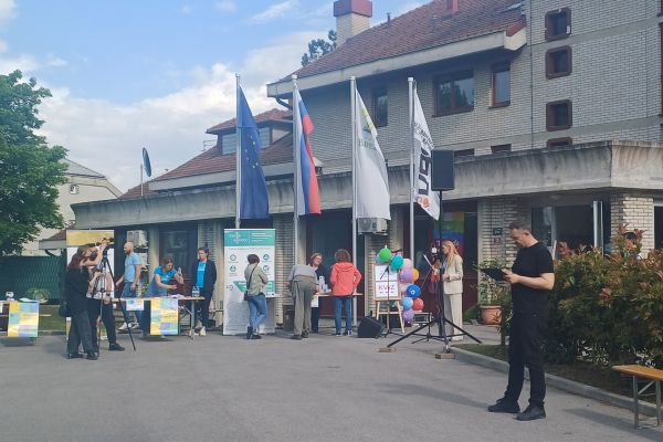 obiskovalci-108288740-A44E-D8EC-190B-9F2BFF55A805.jpg